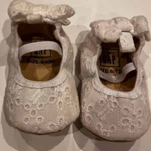 Baby Gap white broderie anglaise ballet flats with bows 6-12 mths
